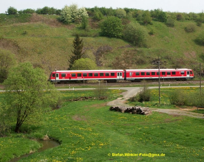 Und noch eine Frühlingsimpression. Bei Rothenbürg, KBS 857, fährt der 628 durch das Tal des Rothenbaches. Im Hintergrund eine alte Bergbauhalde...