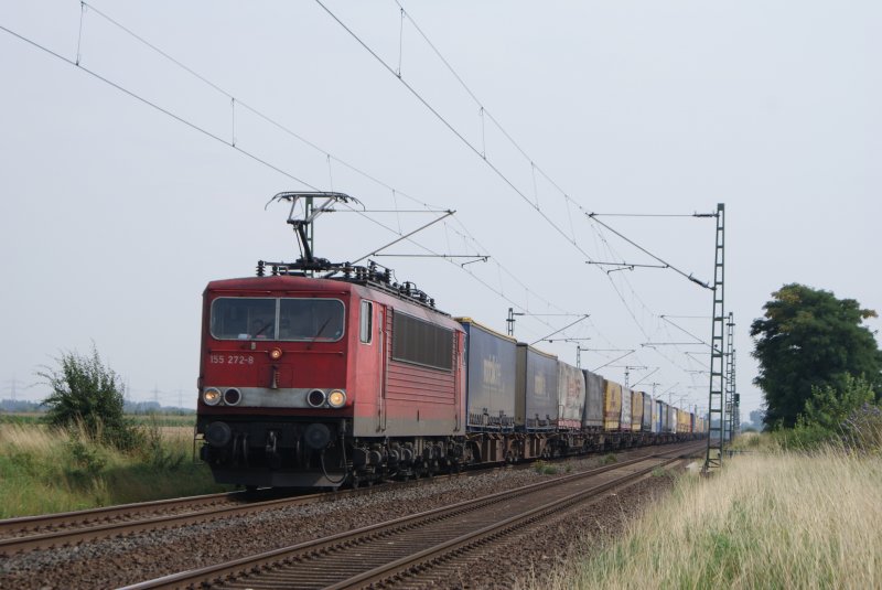 Und wieder ne 155: 155 272-8 fuhr am 27.07.08 mit einem Containerzug durch die S-Bahn Haltestelle,die wenige Meter von dem Fotopunkt entfernt ist,Neuss Allerheiligen durch