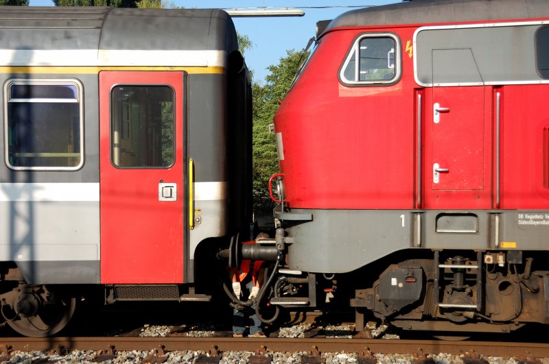 Unter Agoraphobie (Platzangst) darf man bei diesem Job nicht leiden. Alltag fr das dementsprechende Bahnpersonal. (Lindau, 30.08.2008).