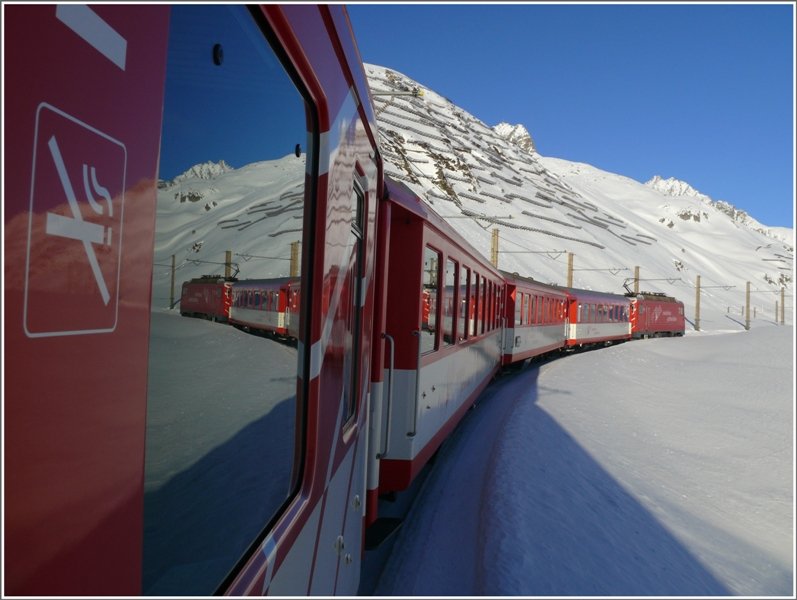 Unterhalb der ausgedehnten Lawinenverbauungen klettert der R860 dem Oberalppass entgegen. (10.01.2009)