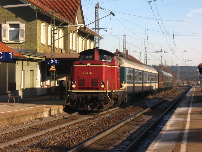 V 100 1041 mit einem Lr von Rottweil nach Triberg bei Durchfahrt St.Georgen 28.12.07