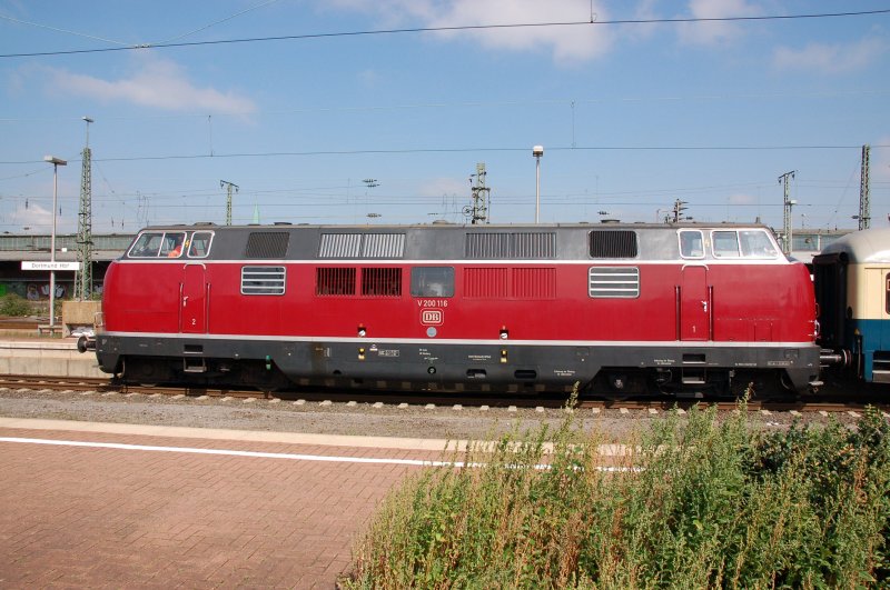 V 200 116 stellt sich mit ihrer Breitseite am 11.08.2007 im Dortmunder Hauptbahnhof ins rechte Sonnenlicht. Die Lok bringt einen Sonderzug bis nach Oberhausen, wo Dampflok 41 360 die Wagen bernimmt und die Fahrt bis nach Linz/Rhein zu  Rhein in Flammen  fortfhrt.