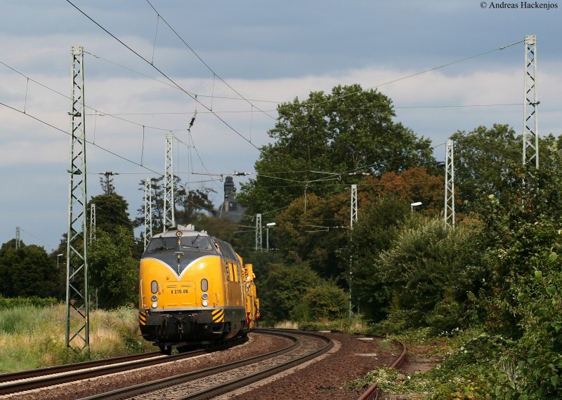  V 270 006 mit einem Bauzug Gru an das Personal -> Norden  am km 59,9 12.8.09