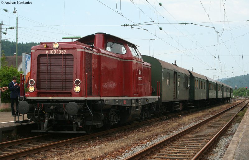  V100 1357 der GES mit dem DPE 31971 (Stuttgart Hbf-Triberg) in Hausach 24.5.09