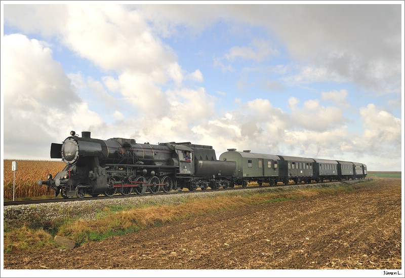 VdEA 52.4984 unterwegs nach Ernstbrunn. Zw. Naglern & Ernstbrunn, 11.10.2009.