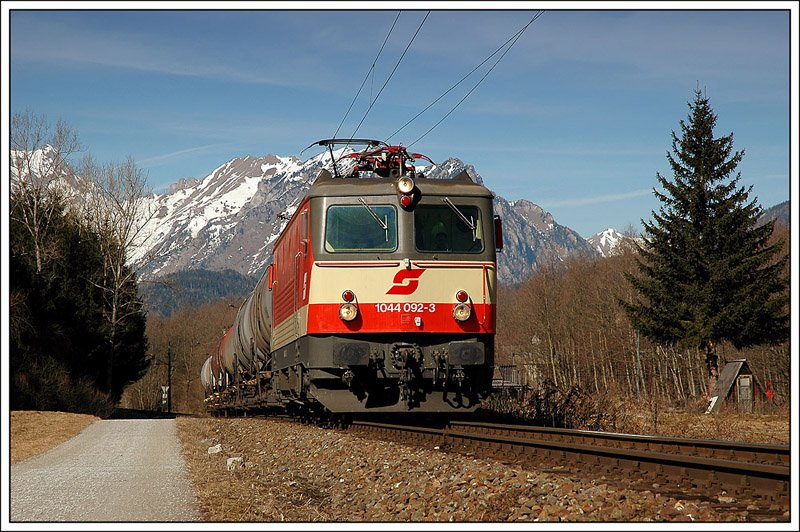 VG 76636 von Trofaiach nach Leoben-Donawitz bei der ehemaligen Hst. Gmeingrube kurz vor St. Peter-Freienstein mit dem Eisenerzer Reichenstein im Hintergrund am 25.2.2008 aufgenommen.