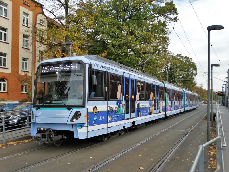 Vgf Bombardier U5 50 Wagen 0 Vollwerbung Tg Bornheim Am 21 10 17 In Frankfurt Eckenheim Von Einen Gehweg Aus Fotografiert Bahnbilder De