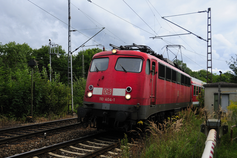 Videoberwachte Growildjagd: 110 404-1 plus RB unterwegs Richtung Donauwrth, B Neuoffingen. (Sept.09).