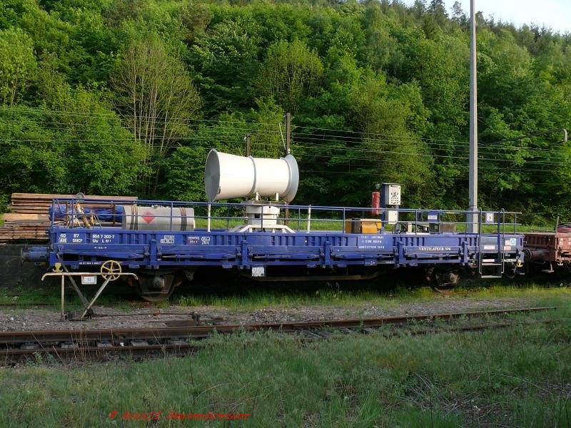 Viel Wind (um nichts??)
Detailaufnahme des ungewhlich wirkenden blauen Ventilatorwagens Ventilateur-No-6 der SNCF.
Die SNCF hat im ganzen Land einige dieser Ventilatorwagen fr Arbeiten in Tunnels im Einsatz.

06.05.2007 Lutzelbourg (Ltzelburg)
