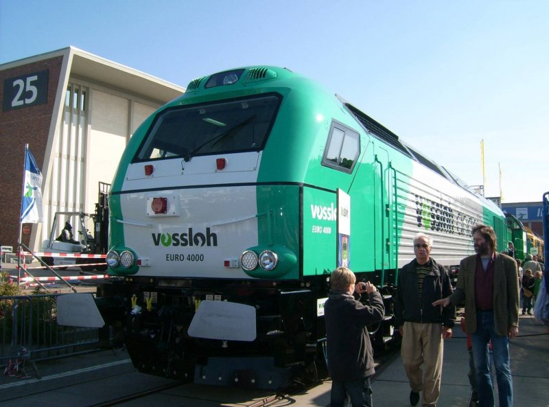 Von Vossloh stammt die Euro 4000. Sie stand zusammen mit zwei anderen Vossloh-Dieselloks auf der Innotrans am 28.09.08.