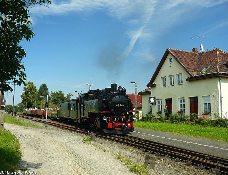 Vor den hbschen Bahnhofsgebude von Olbersdorf Oberdorf konnte 99 749 am 02.08.2009 in Szene gesetzt werden.