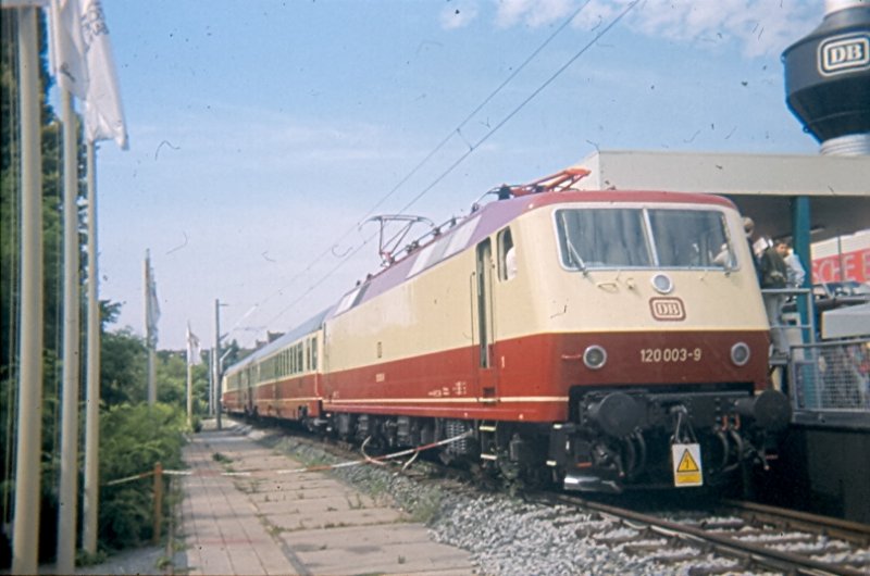 Vorserienlok 120 003 - 9 auf der Verkehrsausstellung 1979 in Hamburg. Damals noch eine absolute Neuheit noch mit klassischen Tee / Intercity Wagen 1. Klasse. Zu diesem Zeitpunkt konnte man sich noch nicht so richtig mit dieser Lok anfreunden, da die seitlich glatten Flchen sehr ungewohnt waren. Aber man kam schnell drauf, dass das doch eine prima Werbeflche wre. Die Realisierung hat zum Glck noch lange gedauert.