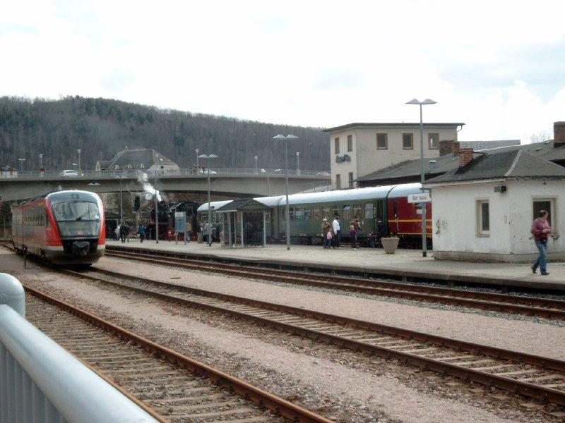 VSE Lok 50 3616 mit Ostersonderzug und ein VT642 der Erzgebirgsbahn im Bf Aue/Sachs.