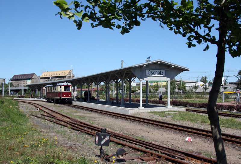 VT137 322 steht am 13.06.2009 am berdachten Bahnsteig im Oschatzer Hauptbahnhof zur Rckfahrt nach Mgeln bereit.