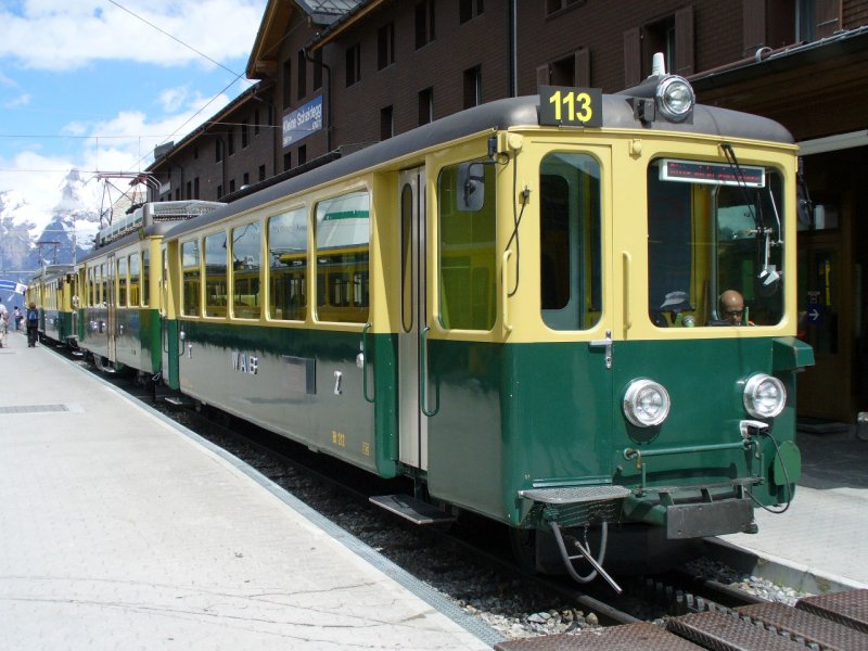 WAB - Zahnrad Pendelzug mit Steuerwagen Bt 212 und Triebwagen BDeh 4/4  113 im Bahnhof der Kleinen Scheidegg am 16.06.2007