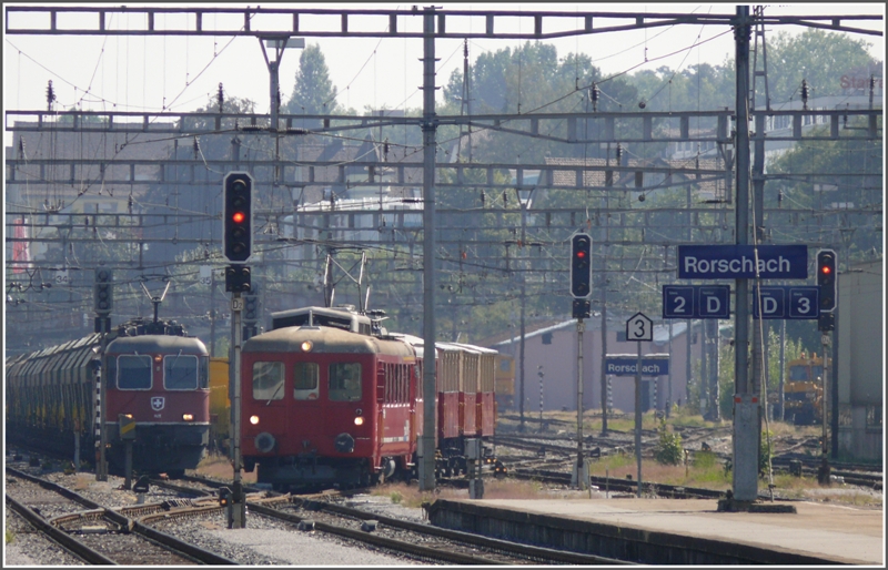 Whrend eine Re 6/6 mit ihrem Kieszug auf die Weiterfahrt nach St.Gallen wartet, fhrt ABDeh 2/4 23 mit B9 und drei Sommerwagen in Rorschach ein.(20.08.2009)