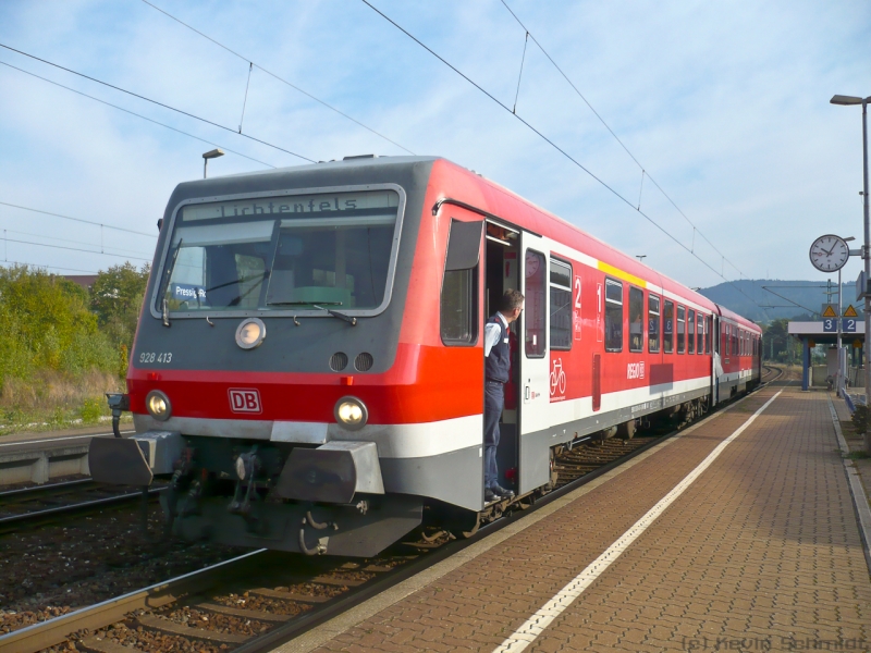 Während einer SEV-Phase auf der Frankenwaldbahn werden die RB-Züge zwischen Ludwigsstadt und Pressig-Rothenkirchen durch Busse ersetzt. Ab Pressig-Rothenkirchen verkehren dann z. B. solche Ersatzgarnituren für die sonst üblichen Doppelstock-Wendezüge mit BR 143. Dieser VT 628 wartet mit Steuerwagen voran auf die letzten Fahrgäste (mich eingeschlossen) aus dem SEV-Bus. (28.09.2009)