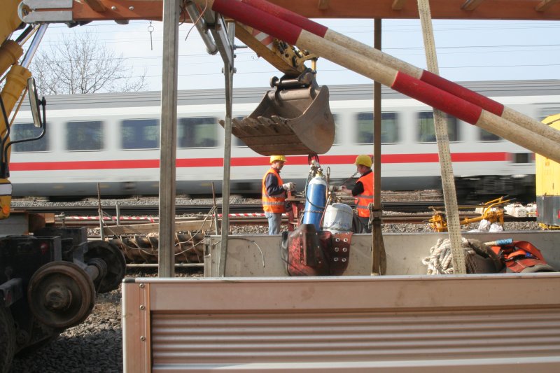 Whrend in Weinheim gebaut wird,fhrt ein IC an der Baustelle vorbei.Aufgenommen am 23.2.2008