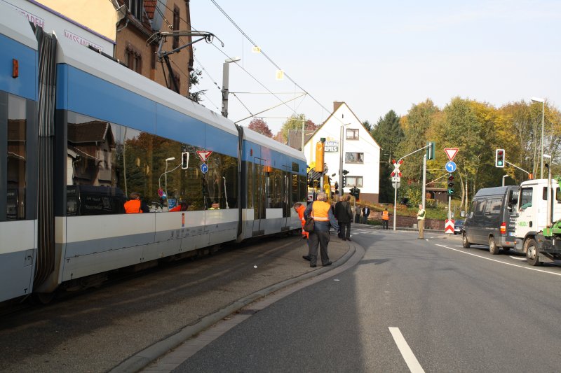 Wagen 1009 der Saarbahn ist der erste Saarbrcker Stadtbahnwagen, der die Stadtbahn-Neubaustrecke in der Gemeinde Riegelsberg nrdlich von Saarbrcken befhrt; anlsslich erster Testfahrten machte er sich am Morgen des 13.10.2008 auf den Weg von der jetzigen Endhaltestelle Riegelsberg Sd auf die noch jungfruliche Trasse - hier kurz vor der Einfahrt in die knftige Haltestelle  Wolfskaulstrae .