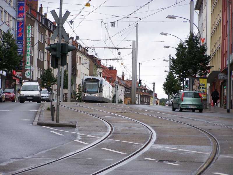 Wagen 1025 der Saarbrcker Stadtbahn auf der Linie 1 Richtung Brebach unterwegs im Stadtteil Malstatt - hier zwischen den Haltestellen Pariser Platz/St. Paulus und Cottbuser Platz, wo die Strecke besonders  bucklig  verluft. (06.09.2008)