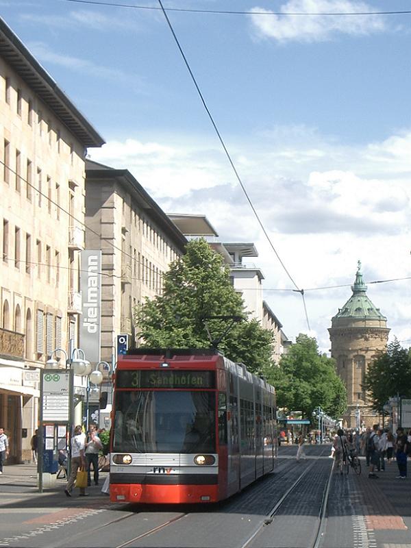 Wagen 212 fhrt als Linie 3 nach Sandhofen durch die Mannheimer Innenstadt; hier zwischen Wasserturm und Paradeplatz. 2009-07-30.