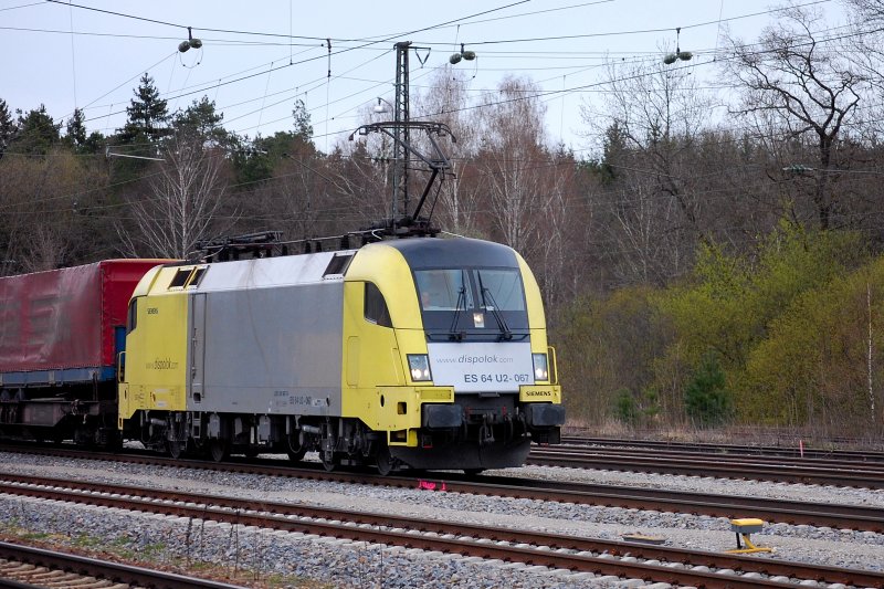 Wahrscheinlich ihre letzte Einsatzplanleistung in zitronengelb-silber, auf jeden Fall schon blitzsauber geputzt, .. ES 64 U2-067 mit einem  Winner  auf der KBS 980 Mnchen - Stuttgart. Festgehalten am 10.05.2008. Am 12.05 wurde sie nach Berlin berstellt, um als 2. Lok das schwarze Lackkleid der MRCE Dispolok GmbH zu erhalten. Seit 13.05.2008 fhrt ES 64 U2-026 schon in diesem Gewand.