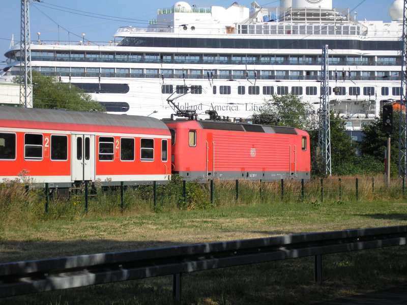 Warnemnde-Express trifft Kreuzfahrtschiff in Warnemnde