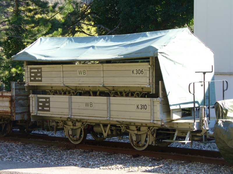 WB - Gterwagen K 306 + K 310 beim dem Platzsparenden abstellen von nicht mehr alltglich Gebrauchten Gterwagen im Bahnhofsareal von Waldenburg am 06.04.2007