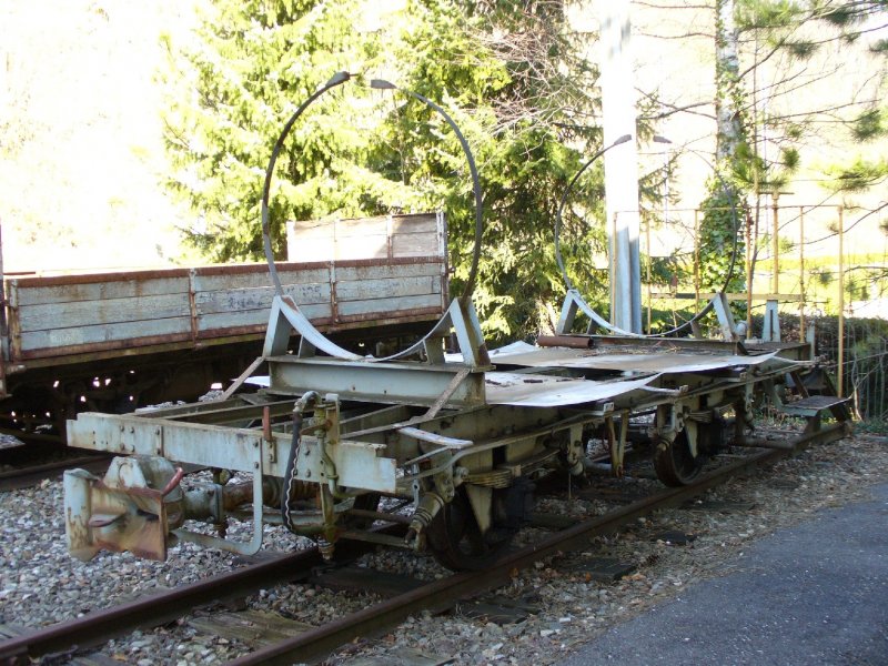 WB - Rest des Dienstwagen  X 707 im Bahnhofsareal von Waldenburg am 06.04.2007