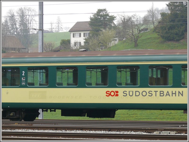 Wenn eine Bahngesellschaft mit einer andern fusioniert, entstehen aus Spargrnden dann Beispiele wie dieser Wagen der SOB. Wer genau hinschaut, erkennt noch den alten Eigentmer auf der Seitenwand. Auch die Farbe des Wagens deutet auf die Bodensee Toggenburg Bahn hin. Durch die Ablieferung von vielen Flirt im modernen neuen SOB Outfit, werden diese Wagen ber kurz oder lang verschwinden. Herisau (17.04.2008)