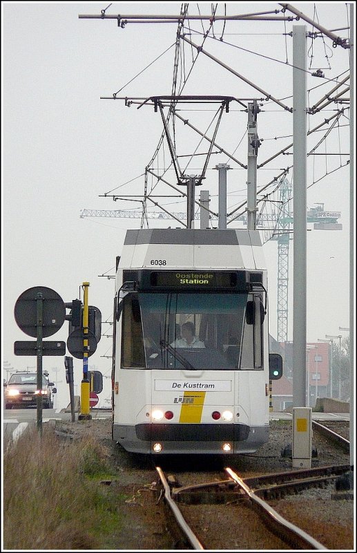 Wer denkt die belgische Nordseekste sei flach, wie eine Flunder,  wird hier eines Besseren belehrt. Der Kusttram N 6038 auf Talfahrt am 11.04.09 in Zeebrugge. (Jeanny)