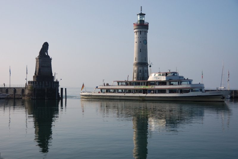 Wer sich nach Ankunft am sehr frhen Morgen die wenigen Meter zum Hafen begab, den erwartete eine seltsame Ruhe und Stimmung... der Tag erwacht. (Lindau, 30.08.2008)