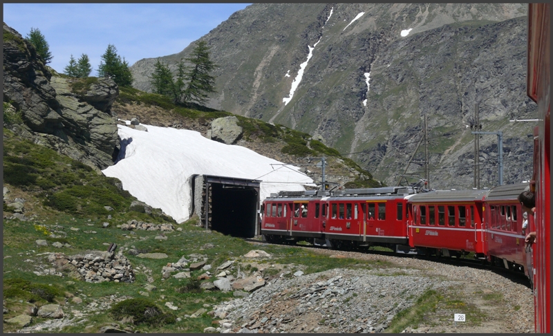 Wer von Sden nach Norden ber die Bernina reist sollte auf der linken Seite sitzen, wie die nchsten Bilder beweisen. Oberhalb Alp Grm fhrt R1656 in die Sassal Mason II Galerie ein. (18.06.2009)