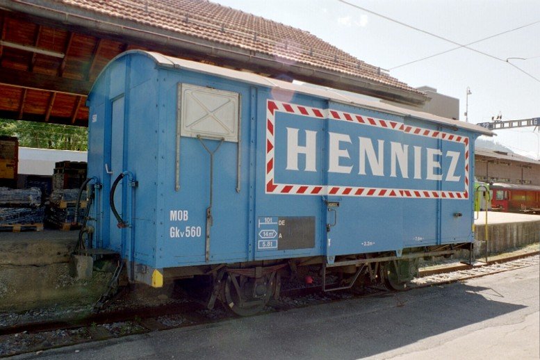 Werbegterwagen .. HENNIEZ .. Gkv 560 im Bahnhofsareal von Zweisimmen am 01.07.2006