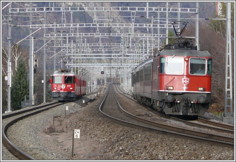 Wettrennen zwischen Haldenstein und Chur. Die Ge 4/4 II 615  Klosters  sieht der Re 4/4 II 11156 sehr hnlich. Das Rennen geht aber meist zugunsten der SBB aus betrgt die Vmax hier 140km/h im Gegensatz zur RhB mit Vmax 90 km/h. Der Regioexpress nach Disentis wird soeben vom RheintalExpress aus St.Gallen berholt. (09.12.2007)