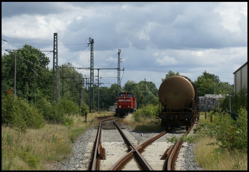  WFL `Lok 10´(ex DR 346 685) wartet am 12.06.2008 in Tornesch auf die Ausfahrt Richtung Sden, nachdem sie die auf der rechten Bildhlfte zusehenden Kesselwagen gebracht hat.