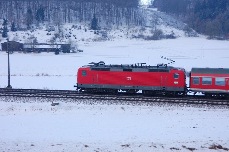 Wie eine Spielzeuglok im Schnee. 143 891-1 in der Seitenansicht. (KBS 750, 14.01.2009).