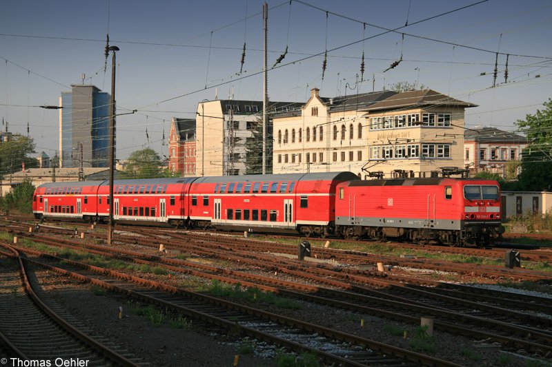 Wieder strahlender Sonnenschein am 28.04.07 in Chemnitz, als 143 359 mit dem RE nach Dresden in den Hauptbahnhof einfhrt.