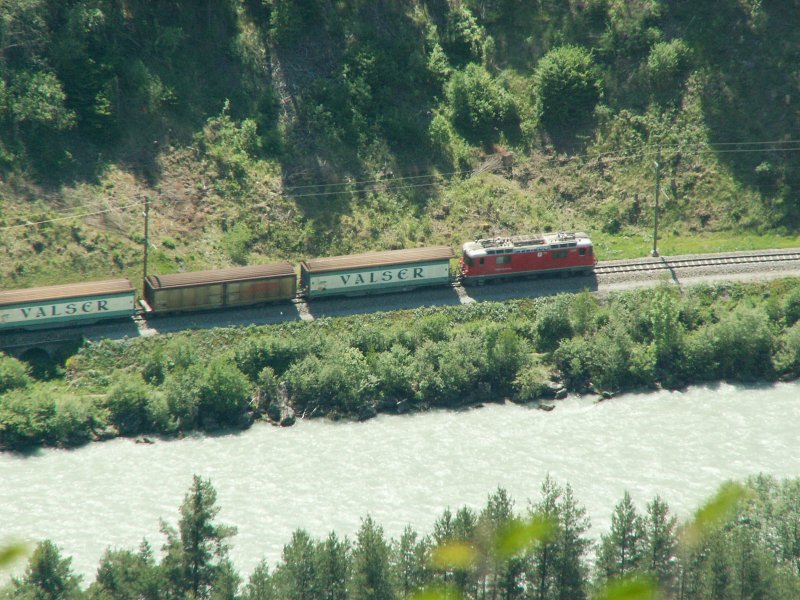 Wirklichkeit oder Modell? Ein Gterzug kurz vor der Station Versam-Safien.Flims/Conn 21.05.07