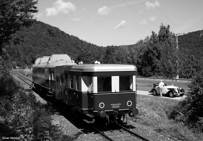 WUMAG VT761 mit Beiwagen auf der Museumsbahn der DFS. Aufnahme mit BMW-Cabriolet bei Muggendorf. 8. Juli 2007