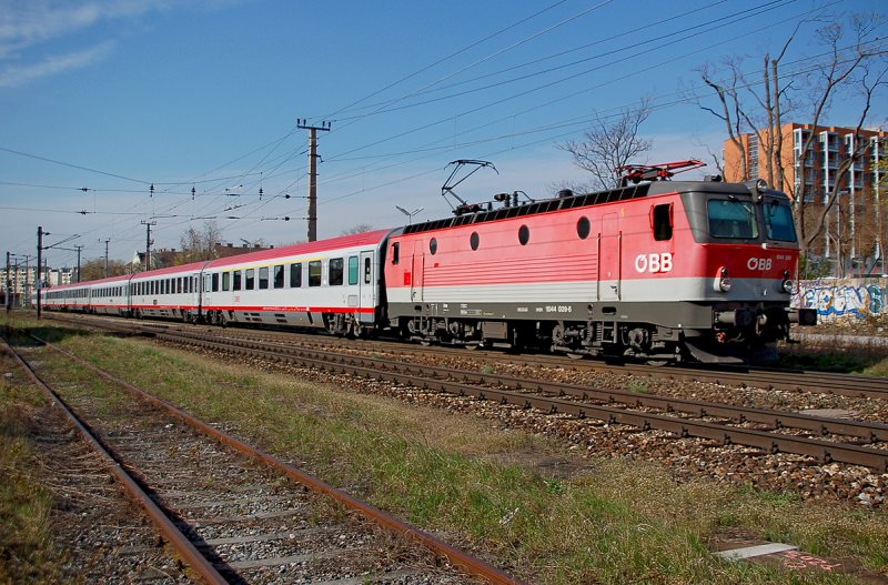 Ziemlich herunter gekommen prsentierte sich die 1044 039 vor dem BB Intercity 550  Fachhochschule JOANNEUM  von Graz nach Wien Sdbahnhof. Das Foto wurde am 06.04.2008 kurz nach Wien Atzgersdorf aufgenommen.