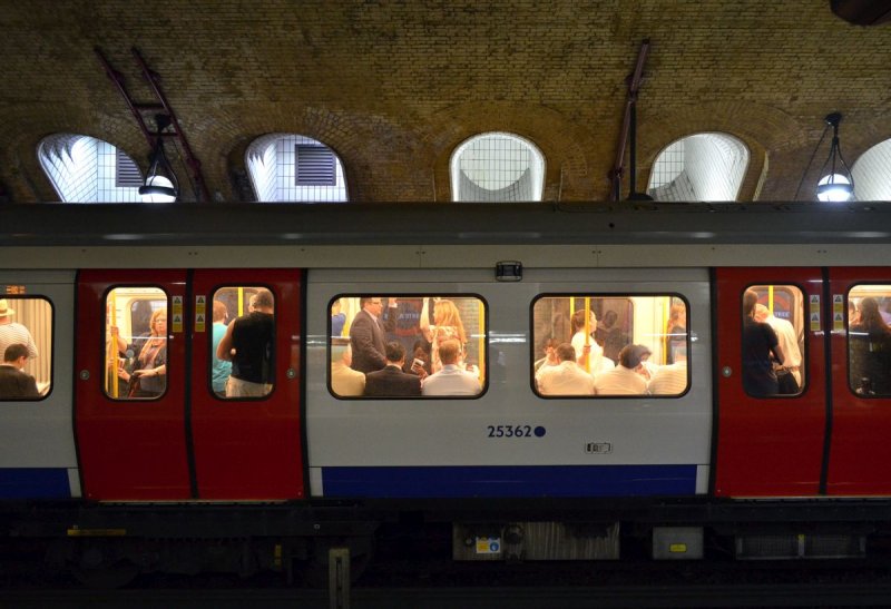 Zug Der Circle Line In Der Station Baker Street London 10 7 2015 Bahnbilder De