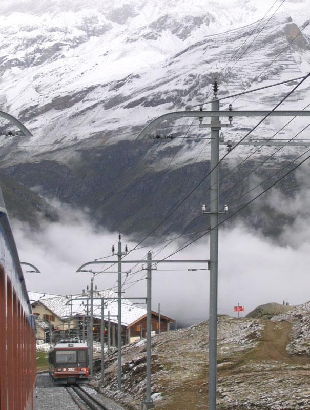 Zugkreuzung in 2.582 Meter Höhe bei Station Riffelberg - 15.08.2005 
