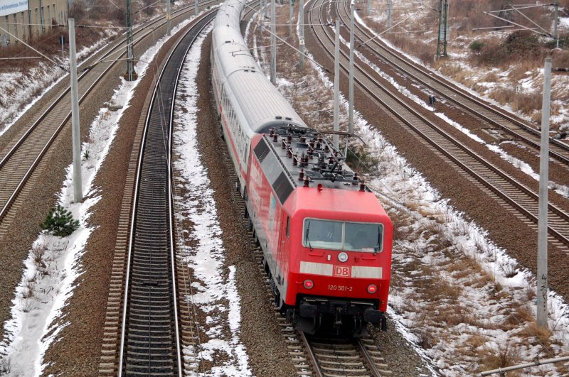 Zur richtigen Zeit am richtigen Ort: 120 501 schiebt ihren IC nach dem Halt in Bitterfeld weiter zum Zielbahnhof Leipzig Hbf. Fotografiert am 19.01.09.