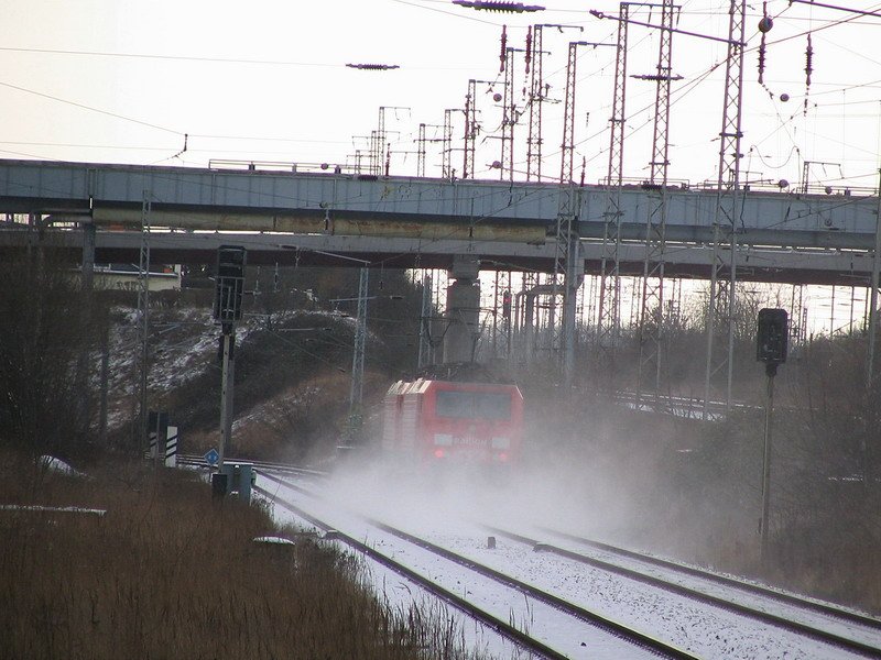 Zwei 189 E-Loks fahren einsam vom Stralsunder Bahnhof in Richtung Mukran auf der Insel Rgen