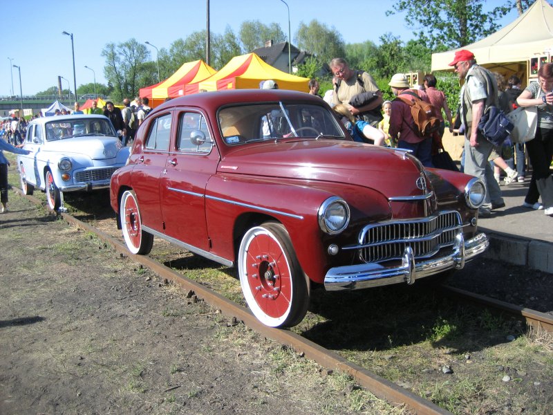 Zwei alte Schienenautos auf der Lokparade am 02.05.2009 in Wolsztyn.