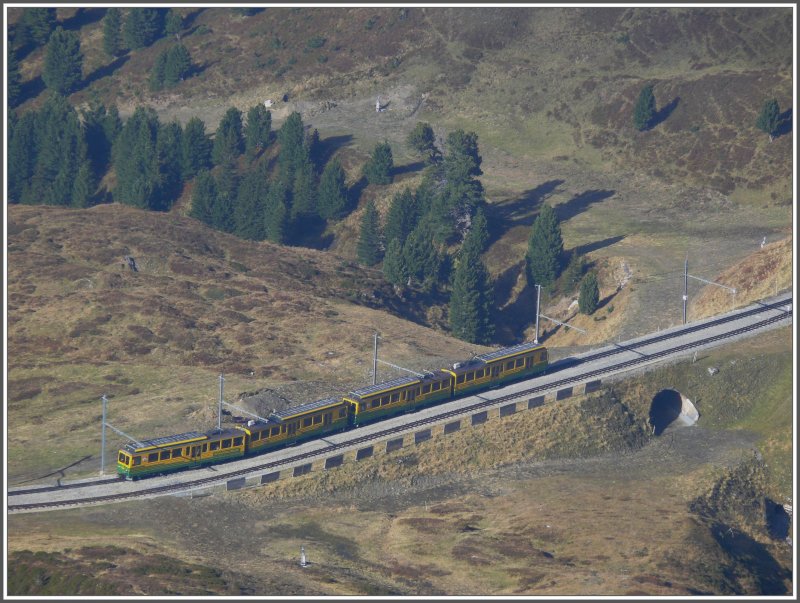 Zwei BDhe 4/8 ber der Skipistenunterfhrung bei der Ausweichstelle Salzegg. (11.10.2007)