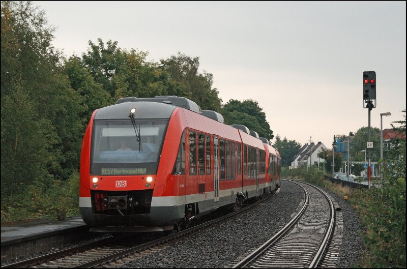 Zwei Dortmunder 648er erreichen als RE57  Dortmund-SAUERLAND-Express , Winterberg(Westf) - Dortmund Hbf, den Bahnhof Frndenberg. (12.09.2008)
