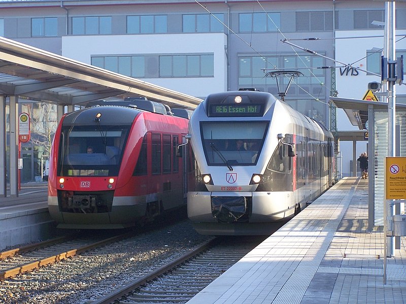 Zwei Konkurrenten nebeneinander! Ein FLIRT (ET22002B/A) von Abellio und ein 648 der DB. Iserlohn an einem schnen sonnigen Wintertag, nmlich dem 20.12.07