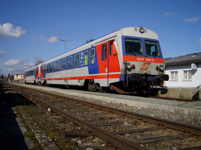 Zwei BB-Dieseltriebwagen der Baureihe 5047 auf der 43 km langen Almtalbahn. Die 5047er sind seit 1989 auf der Strecke im Einsatz, zuvor waren es Uerdinger Schienenbusse (Rh 5081). [04.03.07]